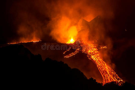 埃特纳火山爆发图片