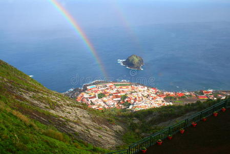 加那利群岛特内里费村庄全景上的小彩虹