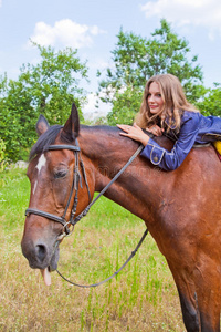 一个骑着马的小女孩。
