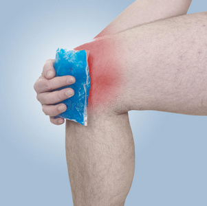 冰凉的凝胶敷在肿胀疼痛的膝盖上.照片