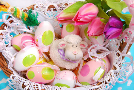 复活节彩蛋和羊雕像篮子