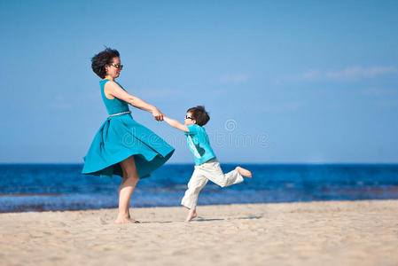 妈妈和她的小儿子在海滩上玩耍