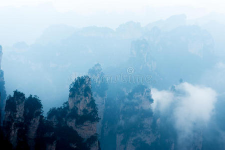 陡峭的山