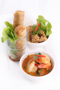 泰国菜配米饭和春卷。