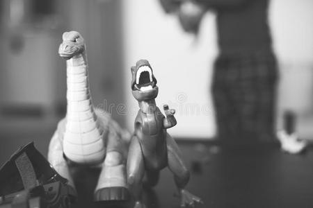 雷龙和霸王龙玩具的黑白图像图片