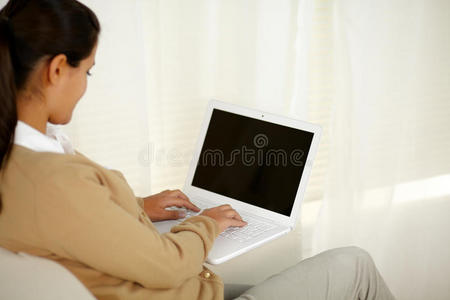 在笔记本电脑上工作的年轻女子