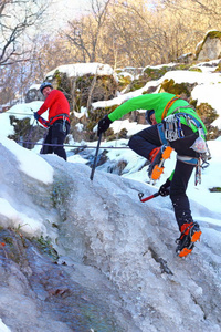 登山队前往山顶