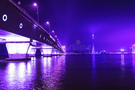 晚上的澳门塔和西湾大桥。