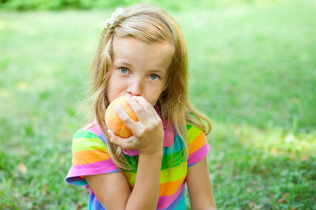 桃女孩吃桃子的小女孩照片