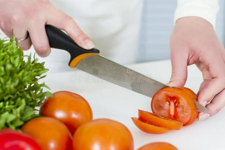 把西红柿切成健康沙拉