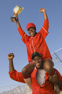 有奖杯的非裔美国棒球运动员