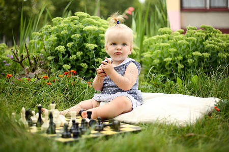 夏日花园里下棋的可爱小女孩