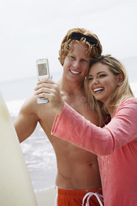 情侣在沙滩上自画像图片