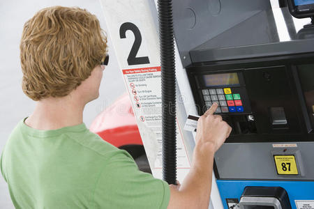 用借记卡在加油站付汽油的人图片
