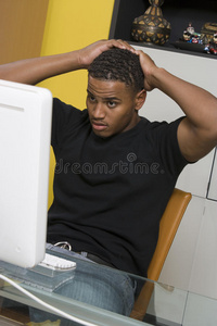 紧张的男人看着电脑屏幕