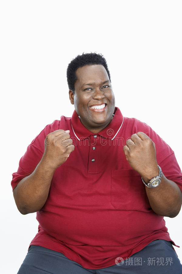 人士站在天平上的年轻女子快乐胖女孩肥胖的黑人妇女到冰箱吃晚点孤独