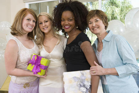 新娘和她的朋友和母亲在母鸡聚会上