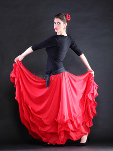 迷人的西班牙年轻女子在黑色背景上跳弗拉门戈舞