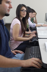 女学生与同学在计算机实验室