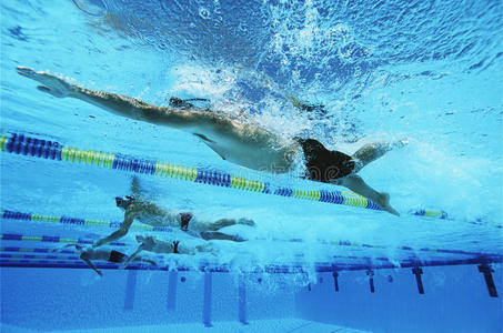 游泳运动员在比赛中排成一行游泳