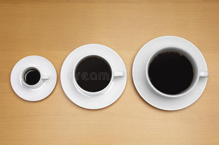不同尺寸的咖啡杯