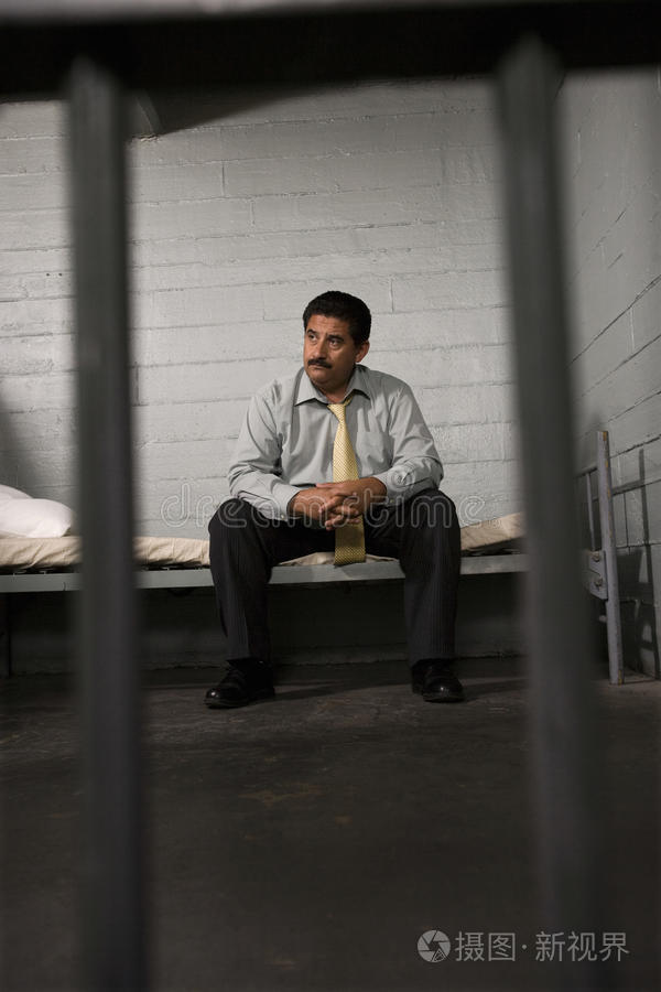 笼子的手带链球的犯人坐牢的商人坐在床上坐牢的罪犯坐牢的商人坐牢的