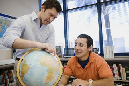教授向学生指出地球上的位置图片