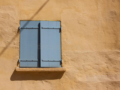 西班牙的老墙，有关闭的窗户