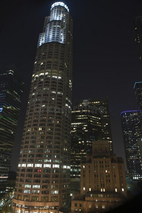 夜间照明办公楼图片
