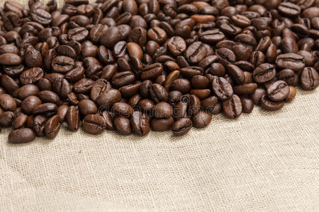 麻布上的一堆咖啡豆
