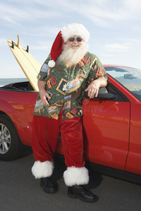 圣诞老人带冲浪板的敞篷车