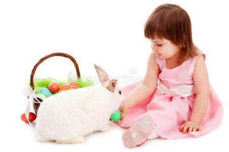 小女孩玩毛皮兔子
