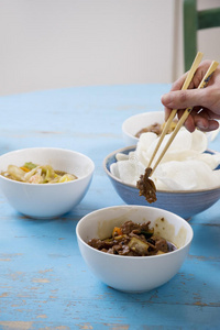 用筷子夹着食物接近人的手