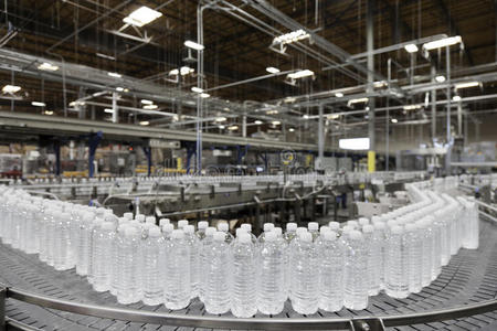 装瓶厂输送带上的瓶装水