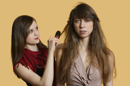 一位年轻女模特在彩色背景上做发型的肖像