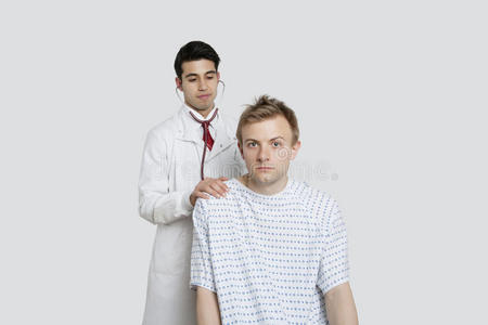 一位印度医生正在治疗的男性病人的画像