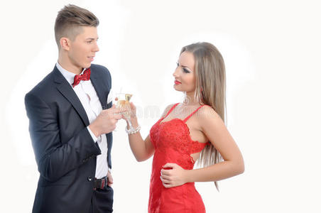 相爱的年轻夫妇用香槟庆祝