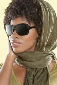 戴太阳镜的非裔美国妇女头上戴着偷来的东西