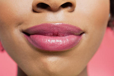 一位非裔美国女性嘴唇彩色背景特写镜头