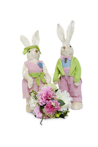 白色背景上，一对小兔子夫妇站在一起，手里拿着花束