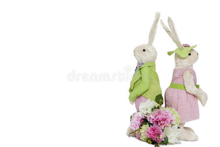 一对兔子背靠背站着，白色背景上有花束
