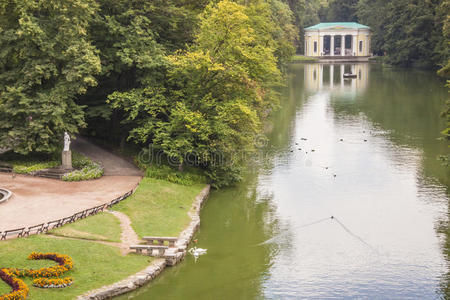 英国乌曼索菲伊夫斯基公园背景大门内的小湖