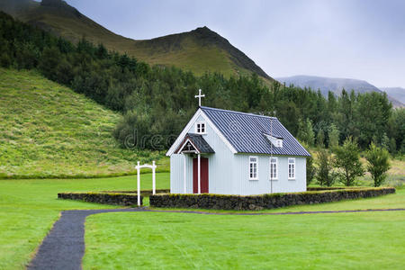 阴天典型的冰岛乡村教堂