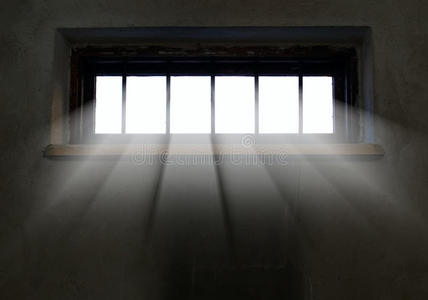 窗口栅栏光线从有栅栏的窗户射进来照片