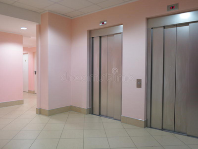 商务大厅的两部封闭电梯