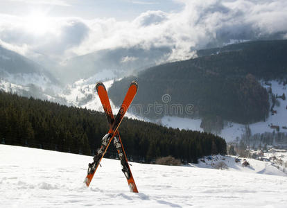 雪地里高山上的一对滑雪板