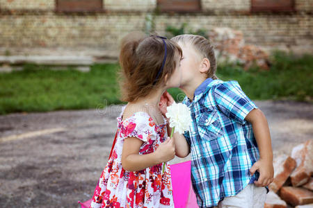 可爱的小男孩接吻女孩照片