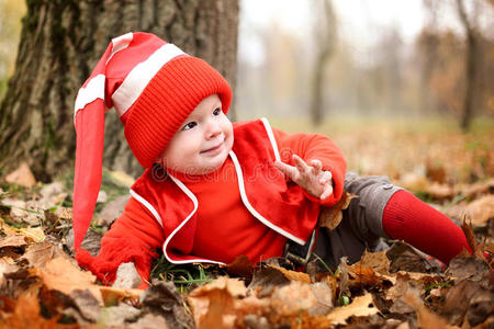 秋天公园里穿着西装和南瓜侏儒的小男孩