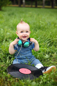 夏天公园里一个带着录音带和耳机的快乐男孩