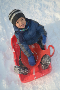 鲍勃雪橇上的快乐男孩